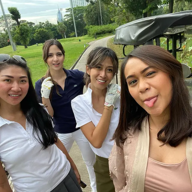 6 Gaya Nia Ramadhani Saat Main Golf Bareng Sahabat, Tetap Stylish