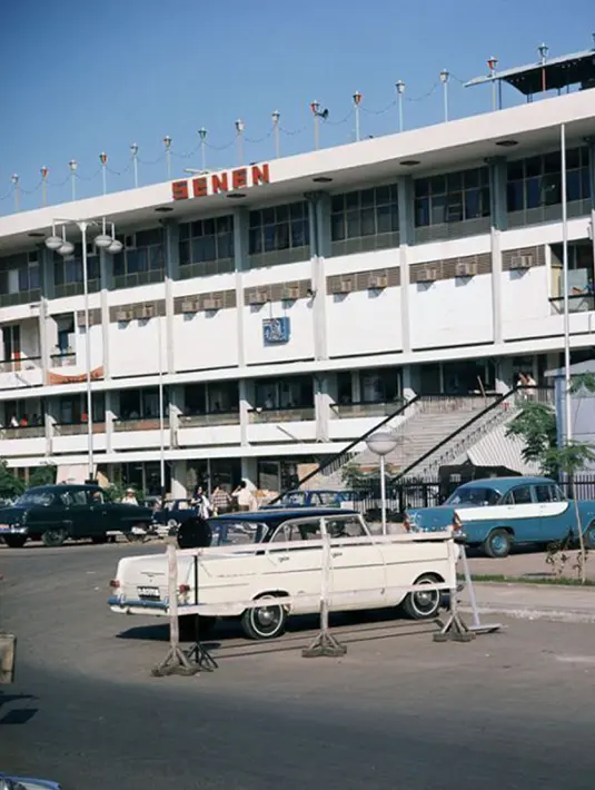 Dinamai Pasar Snees karena pedagangan di pasar ini yang awalnya berlangsung setiap hari Senin dan didominasi oleh masyarakat etnis Tionghoa. (wikimedia.org)