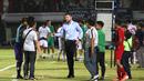 Pelatih Timnas Indonesia, Simon McMenemy, tampak kecewa usai dikalahkan Vietnam pada laga Kualifikasi Piala Dunia 2022 di Stadion Kapten I Wayan Dipta, Bali, Selasa (15/10). Indonesia kalah 1-3 dari Vietnam. (AFP/Aditya Wany)