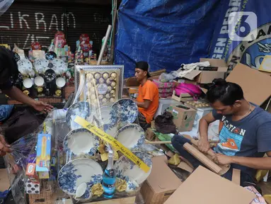 Pedagang parsel melayani pembeli di Jakarta, Jumat (14/4/2023). (Liputan6.com/Angga Yuniar)