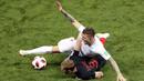 Bek Kroasia, Ivan Strinic, berebut bola dengan gelandang Inggris, Kieran Trippier, pada laga semifinal Piala Dunia di Stadion Luzhniki, Rabu (11/7/2018). Kroasia menang 2-1 atas Inggris. (AP/Darko Bandic)