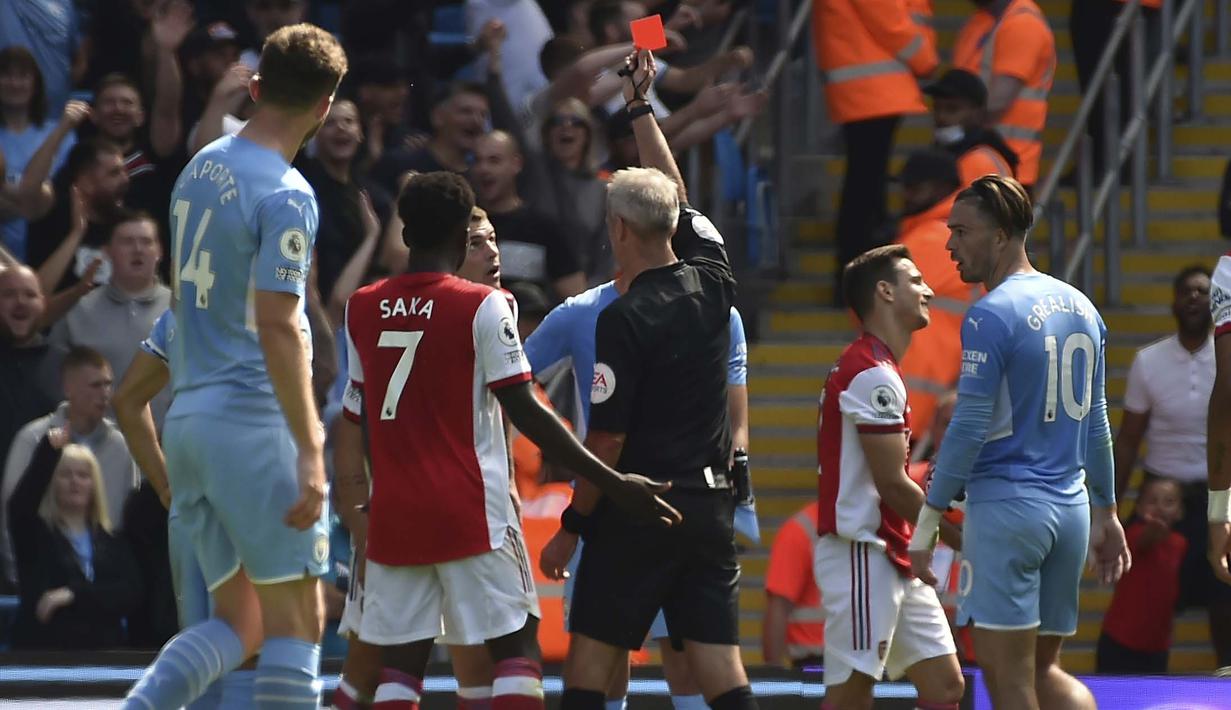 Arsenal harus menerima kenyataan pahit bermain dengan 10 orang sejak menit ke-35. Martin Atkinson mengganjar Granit Xhaka dengan kartu merah usai melakukan tekel keras dengan dua kaki ke Joao Cancelo. (Foto: AP/Rui Vieira)