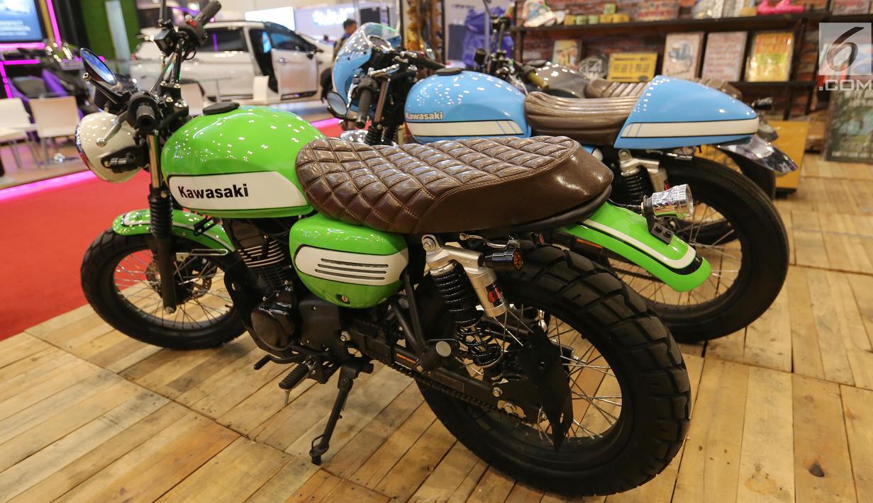Sejumlah motor modifikasi bermesin Kawazaki W175 dipajang dalam pameran GAIKINDO Indonesia International Auto Show (GIIAS) 2019 di ICE BSD, Tangerang, Jumat (19/7/2019). Motor Kawazaki dengan model retro tersebut memakan waktu pengerjaan hingga tiga bulan. (Liputan6.com/Fery Pradolo)