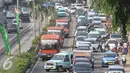 Angkutan umum mencoba menerobos jalur Trans-Jakarta di Jalan Otista Raya, Jakarta, Sabtu (19/11). Rendahnya separator pembatas membuat pengendara dapat leluasa masuk ke jalur tersebut, meskipun berbahaya bagi keselamatan. (Liputan6.com/Immanuel Antonius)