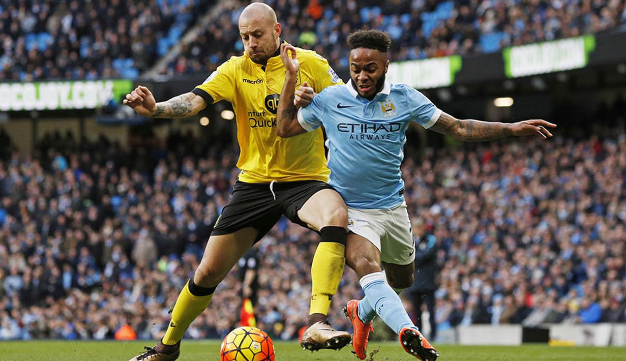 Gelandang Manchester City, Raheem Sterling, berebut bola dengan gelandang Aston Villa, Alan Hutton. Jalannya laga dikuasai ole City dengan penguasaan bola 70 persen. (Reuters/Jason Cairnduff)