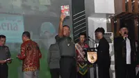 Panglima Kodam (Pangdam) V/Brawijaya Mayjen TNI Farid Makruf pada puncak penganugerahan Brawijaya Award yang digelar di Gedung Balai Prajurit Makodam V/Brawijaya, Kota Surabaya, Senin (24/7/2023).