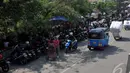 Para pengendara ini mengaku lebih praktis memarkir kendaraan di tepi jalan daripada harus di tempat parkir, Jakarta, Rabu (24/9/2014) (Liputan6.com/Johan Tallo)