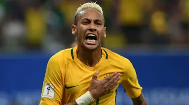 Penyerang Brasil, Neymar melakukan selebrasi usai mencetak gol kegawang Kolombia pada kualifikasi Piala Dunia 2018 zona CONMEBOL di Arena da Amazonia, Manaus, (7/9). Brasil menang atas Kolombia dengan skor 2-1. (AFP PHOTO/Vanderlei Almeida)