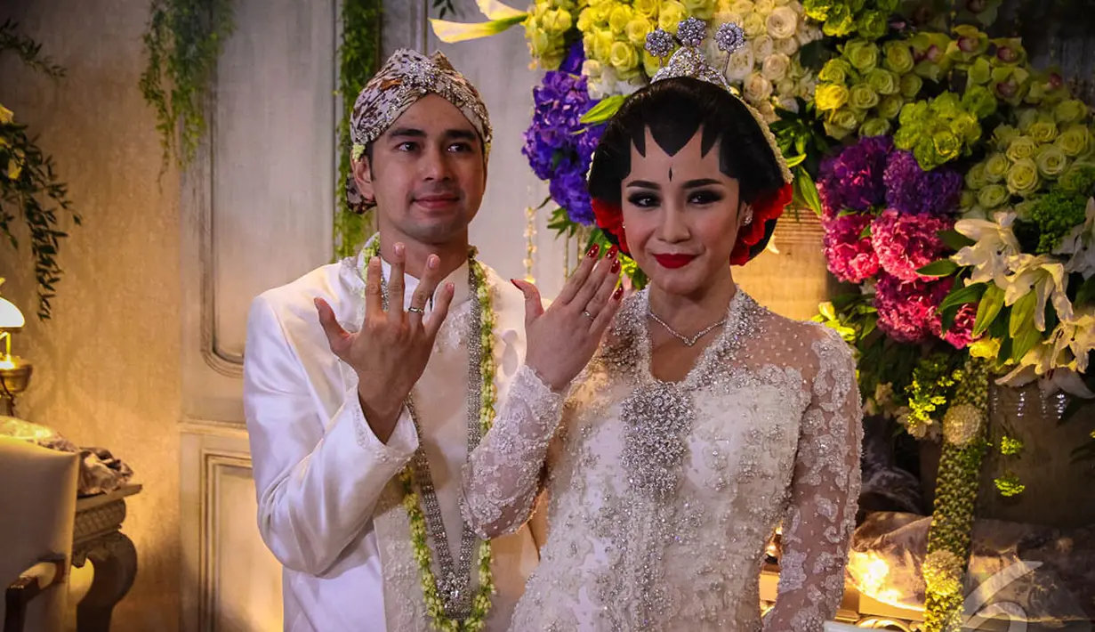 Raffi Ahmad dan Nagita Slavina menjalani akad nikah di Hotel Ritz Carlton, Jakarta, (17/10/14). (Liputan6.com/Faizal Fanani) 