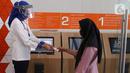 Petugas melayani pemohon pengajuan administrasi di mal pelayanan publik, Jakarta,Rabu (17/6/2020). Mal Pelayanan Publik (MPP) Provinsi DKI Jakarta kembali melayani masyarakat dengan tatap muka dengan tetap mengikuti protokol kesehatan pencegahan Virus Corona.  (Liputan6.com/Angga Yuniar)