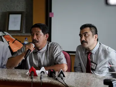 Dirut Lion Air, Edward Sirait didampingi Head of Corp Scretary Lion Group Capt. Dwiyanto Ambar Hidayat (kiri) dan Corporate Lawyer Haris Arthur (kanan) saat menggelar konferensi pers, Jakarta, Senin (23/2/2015).(Liputan6.com/Faizal Fanani)