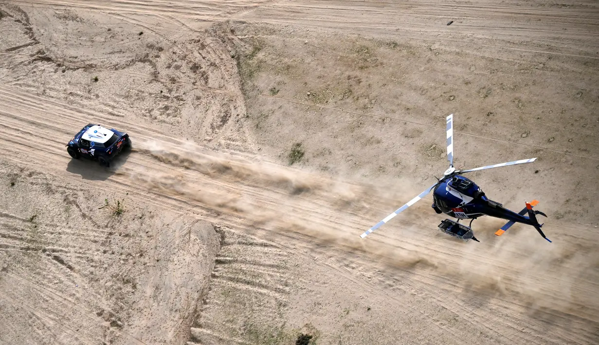 Pebalap Lithuania, Vaidotas Zala, saat beraksi di etape 1 Reli Dakar 2023 di Sea Camp, Arab Saudi, Minggu (1/1/2023). (AFP/Franck Fife)