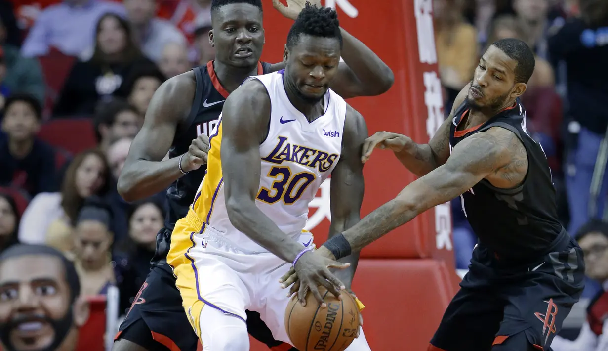 Pemain Lakers, Julius Randle (30) berusaha keluar dari kepungan dua pemain Rockets pada lanjutan NBA basketball game di Toyota Center, Houton, (31/12/2017). Rockets menang 148-142. (AP/Michael Wyke)