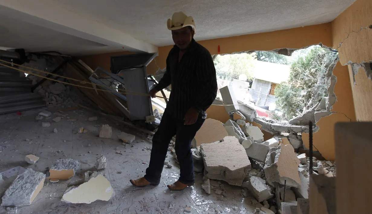 Gempa ini menewaskan sedikitnya empat orang, menyebabkan jaringan listrik di San Marcos padam, sejumlah bangunan retak dan tanah longsor, Guatemala, Senin (7/7/14). (REUTERS/Jorge Dan Lopez)