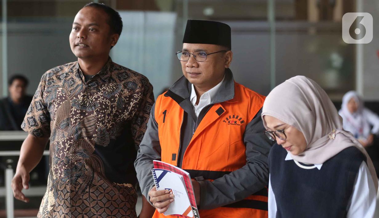 Mantan Menteri Agama, Yaqut Cholil Qoumas (Gus Yaqut - tengah), usai menjalani pemeriksaan lanjutan di Gedung Merah Putih Komisi Pemberantasan Korupsi (KPK), Jakarta, Selasa (2/6/2026). (Liputan6.com/Helmi Fithriansyah)