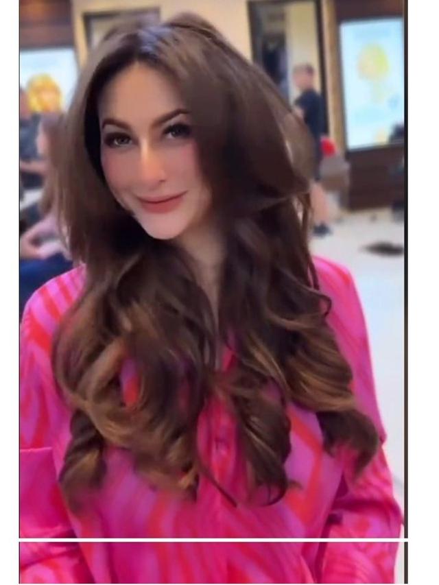 7 Potret Terbaru Diana Punky Tetap Awet Muda di Usia 49 Tahun, Disebut Bak Barbie