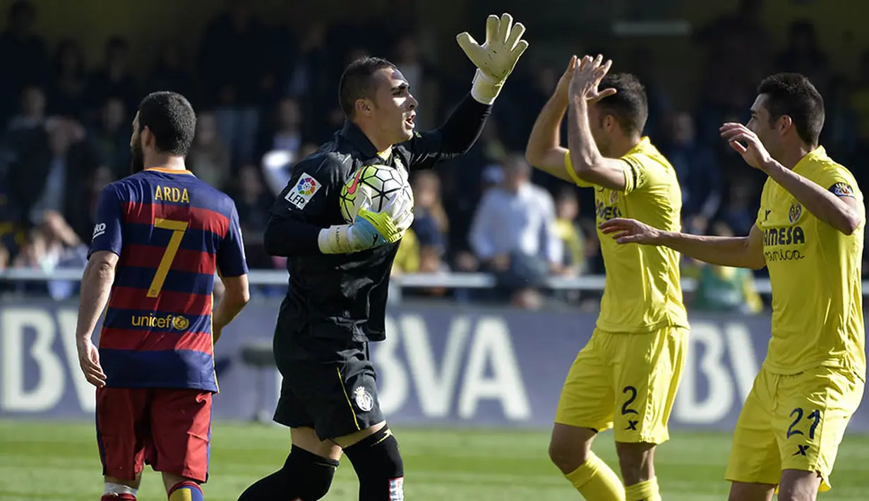 Kiper Villarreal, Sergio Asenjo, memberikan arahan kepada rekannya saat laga La Liga Spanyol melawan Barcelona di Stadion El Madrigal, Vila-real, Minggu (20/3/2016). Kedua tim bermain imbang 2-2. (AFP/Jose Jordan)