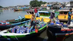 Nelayan memindahkan air bersih dengan jiriken untuk dibawa dalam perahu di Jakarta Utara, Rabu (9/5). Para nelayan tersebut harus membeli air bersih untuk kebutuhan mencari ikan. (Liputan6.com/Angga Yuniar)