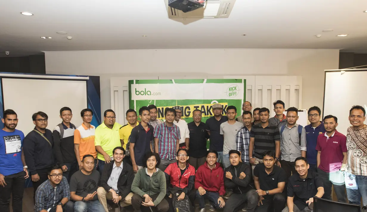 Para pembicara dan peserta foto bersama usai menghadiri acara diskusi Bincang Taktik di Kantor Bola.com, Jakarta, Rabu (16/11/2016). (Bola.com/Vitalis Yogi Trisna)