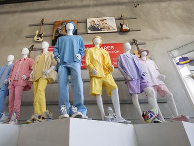 Setelan pakaian yang dikenakan boyband BTS pada video klip "Dynamite" mereka ditampilkan saat pratinjau pers Julien's Auctions MusiCares Charity Relief Auction, di Beverly Hills, California, Selasa (26/1/2021). Acara lelang amal akan berlangsung pada 29 Januari 2021 mendatang. (VALERIE MACON/AFP)