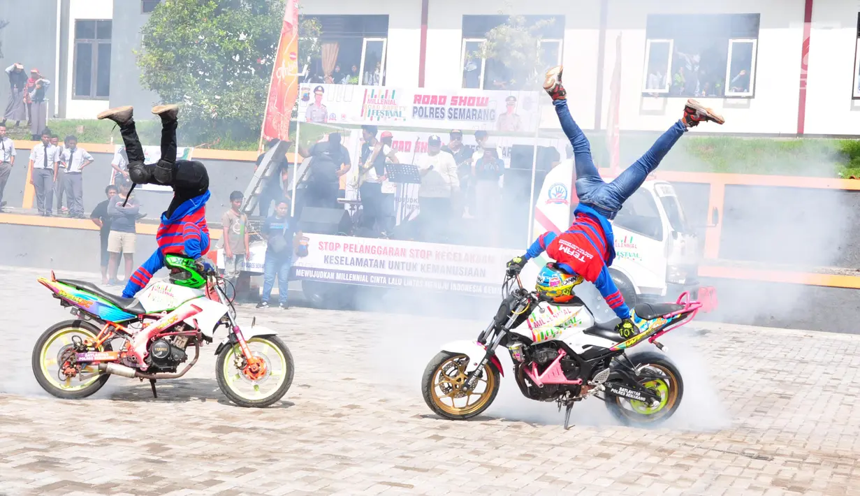 Tim freestyle memeriahkan Millenial Road Safety Festival (MRSF) 2019 di Halaman SMK 1 Bawen, Semarang, Jumat (1/2). Polres Semarang mengkampanyekan keselamatan berlalu lintas pada kaum millennial yang berusia 17-35 tahun. (Liputan6.com/Gholib)