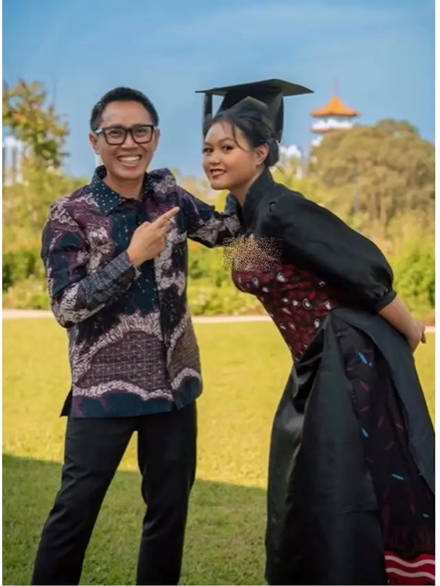 6 Potret Wisuda Nayla Ayu di Singapura, Keluarga Eko Patrio Kompak Pakai Batik