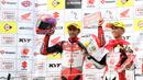 Pebalap Indonesia, Gerry Salim (kanan) dan Andi Gilang saat naik podium pada kelas Asia Production 250cc Asia Road Racing Championship di Sentul International Circuit, Bogor (13/8/2017). Gerry berhasil menjuarai nomor 250cc. (Bola.com/Nicklas Hanoatubun)