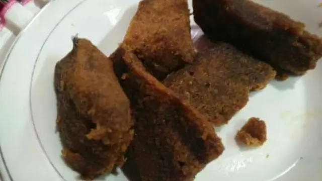 Nikmatnya bolu peca khas Bugis sebagai takjil berbuka puasa (Liputan6.com/ Eka Hakim)