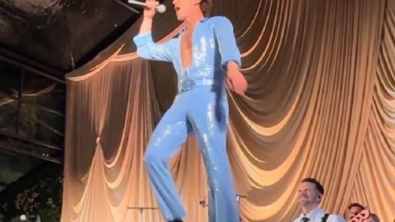 Mark Zuckerberg Mendadak Dangdut di Pesta Ultah ke-40 Istrinya, Pakai Jumpsuit Ketat Berpayet