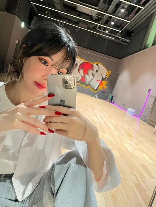 Yuju sendiri merupakan seorang penyanyi yang memulai debutnya sebagai member G-Friend. (FOTO: instagram.com/yuuzth/)