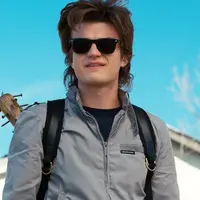 Joe Keery menjanjikan hal konyol jika David Harbour memenangkan pialan Golden Globe dalam kategori best supporting actod di serial TV. (ScreenRant)