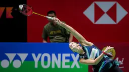 Pebulu tangkis tunggal putri Spanyol, Carolina Marin menerima kok dari pebulu tangkis China, Chen Yu Fei saat semifinal Indonesia Open 2024 di Istora Senayan, Jakarta, Sabtu (08/06/2024). (Bola.com/Bagaskara Lazuardi)