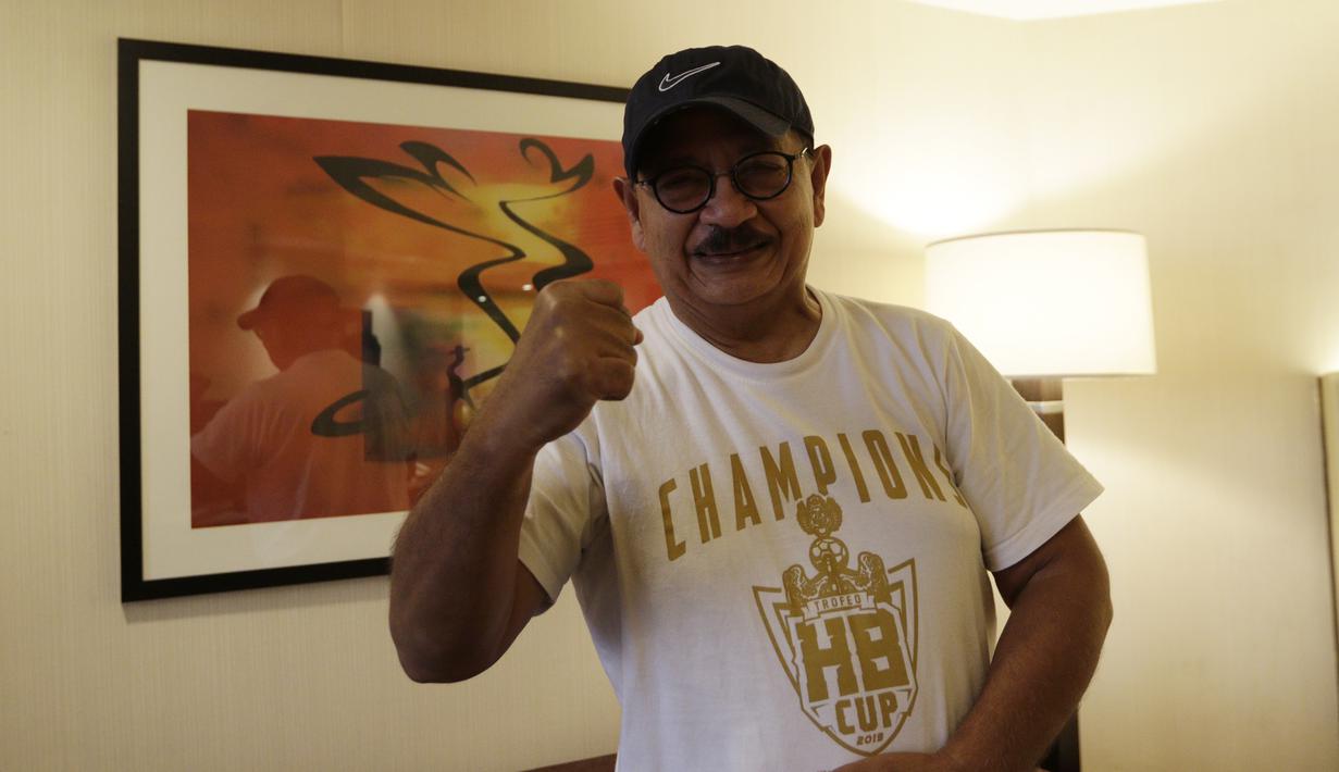 Dokter Timnas Indonesia U-22, Syarif Alwi Maruapey, berpose saat berada di kamar Hotel Jen, Manila, Sabtu (23/11). Hotel tersebut akan menjadi tempat menginap tim Garuda Muda selama ajang SEA Games 2019. (Bola.com/ M Iqbal Ichsan)