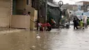 Orang-orang berjalan menembus genangan air banjir setelah hujan monsun mengguyur deras di Kota Karachi, Pakistan, 25 Agustus 2020. Menurut Departemen Meteorologi Pakistan, hujan monsun yang lebat pada Agustus ini memecahkan rekor sebagai curah hujan tertinggi dalam 36 tahun terakhir. (Xinhua/Str)