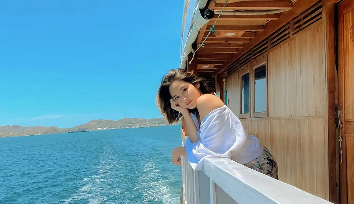 Di Labuan Bajo, menikmati pemandangan alam dengan naik kapal memang menjadi salah satu pilihan menarik. Apalagi kapal yang digunakan pun beberapa diantaranya merupakan kapal jenis pinisi. (Liputan6.com/IG/@salshabillaadr)
