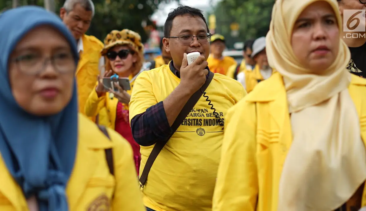Ikatan Keluarga Besar UI (IKB UI) menggelar aksi solidaritas di Kampus Universitas Indonesia, Jakarta, Jumat (17/5). Aksi tersebut untuk memberikan dukungan kepada dokter Ani Hasibuan yang dilaporkan atas tuduhan penyebaran informasi yang menimbulkan rasa kebencian. (Liputan6.com/Immanuel Antonius)