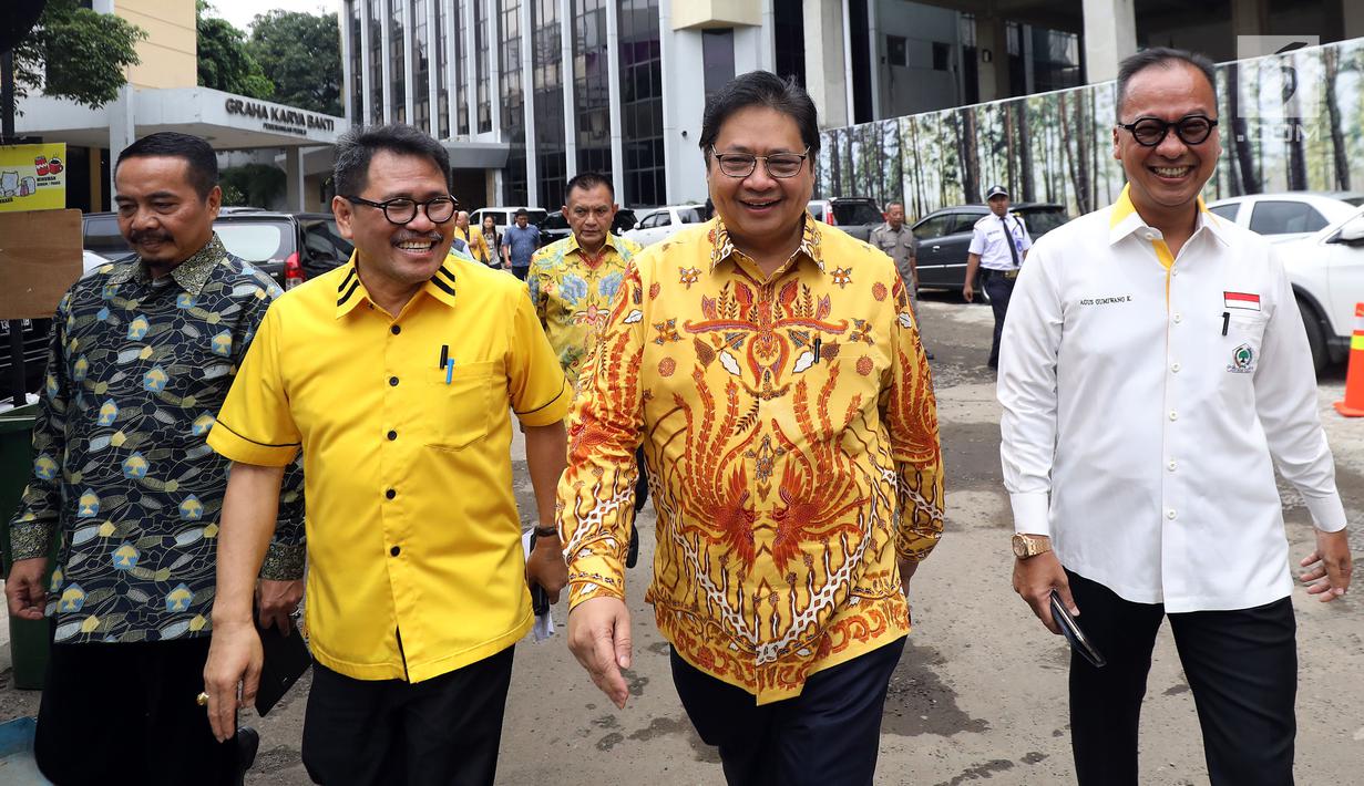 Ketua Umum Partai Golkar Airlangga Hartarto (dua kanan) bersama sejumlah musisi dalam diskusi panel di Kantor DPP Partai Golkar, Jakarta, Kamis (22/2). Acara ini sebagai perhatian Golkar terhadap para seniman dan penyanyi. (Liputan6.com/JohanTallo)