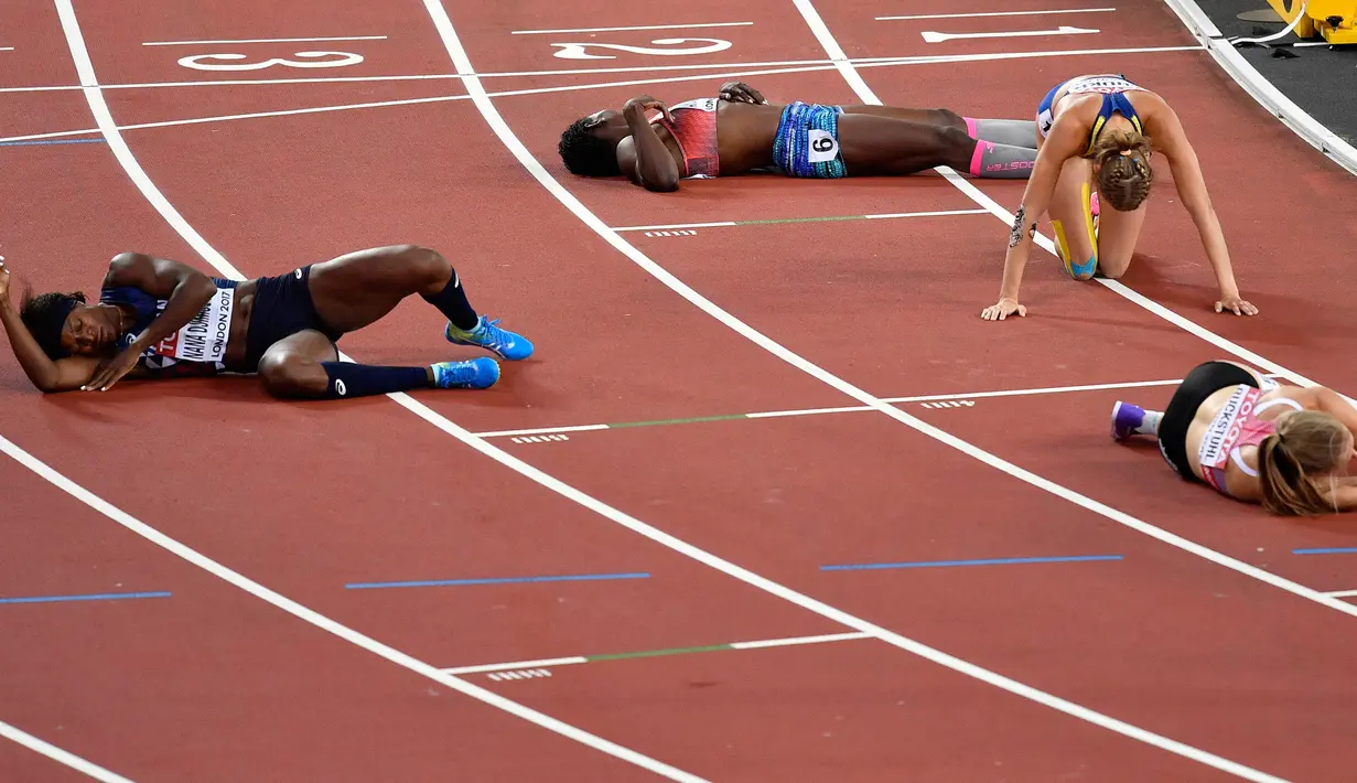 Sejumlah Atlet putri terbaring di trek setelah berlari di heptathlon 800 meter selama Kejuaraan Atletik Dunia di London,Inggris (6/8). (AP Photo / Martin Meissner)