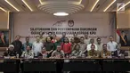 Ketua Gerakan Suluh Kebangsaan Mahfud MD dan sejumlah tokoh menggelar pertemuan dengan ketua serta komisioner KPU di Gedung KPU, Jakarta, Rabu (10/4). Kedatangan Gerakan Suluh Kebangsaan dalam rangka silaturahmi dan mendukung KPU mewujudkan Pemilu fair dan bermartabat. (merdeka.com/Iqbal S Nugroho)