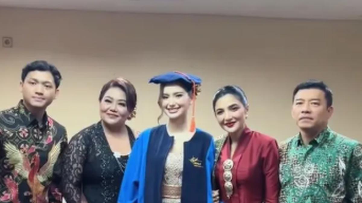 Model Batik Sarimbit Ashanty dan Anang saat Hadiri Wisuda Sarah Menzel