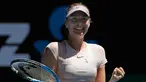 Petenis Rusia Maria Sharapova tersenyum setelah mengalahkan petenis Jerman, Tatjana Maria pada putaran pertama di kejuaraan tenis Australia Terbuka 2018 di Melbourne (16/1). Sharapova menang 6-1, 6-4. (AP Photo / Vincent Thian)