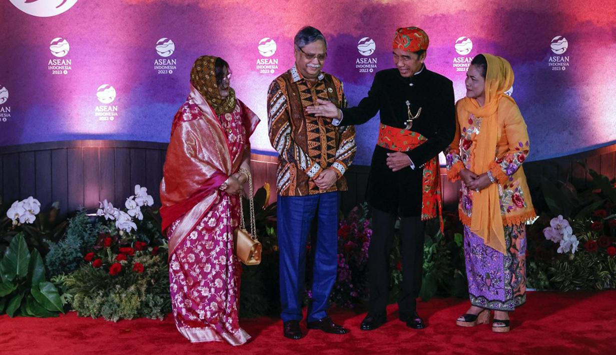Presiden Bangladesh Mohammed Shahabuddin (kedua kiri) dan Ibu Negara Rebeka Sultana (kiri) disambut oleh Presiden Indonesia Joko Widodo atau Jokowi (kedua kanan) dan Ibu Negara Iriana Widodo pada gala dinner KTT ke-43 ASEAN di Jakarta, Indonesia, Rabu (6/9/2023). (Mast IRHAM/POOL/AFP)