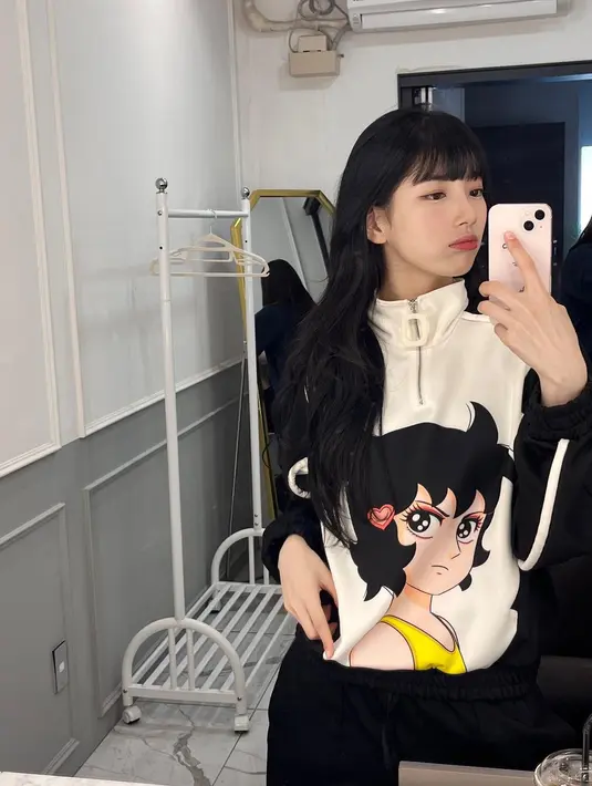<p>Sekarang, mari bandingkan dengan foto Suzy. Dengan pose dan tatanan rambut yang mirip, nukankah Arin benar-benar mirip dengan seniornya ini? (Foto: Instagram/ skuukzky)</p>