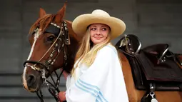 Seorang wanita menuntun kuda untuk mengikuti festival  Calgary Stampede di Calgary , Alberta , Kanada, (9/7). Acara ini telah ada sejak abad ke-19 dan telah menarik banyak pengunjung.( REUTERS / Todd korol)