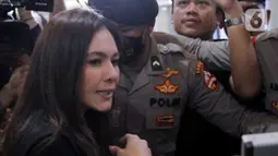 Wulan Guritno tiba di Gedung Bareskrim Polri sekitar pukul 11.40 WIB dengan mengenakan baju hitam berpadu celana warna putih. Tak banyak komentar yang dilontarkan Wulan kepada wartawan. (Liputan6.com/Herman Zakharia)