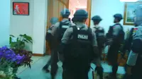 Ruang Kerja Ahok Digeruduk Polisi Penjinak Bom