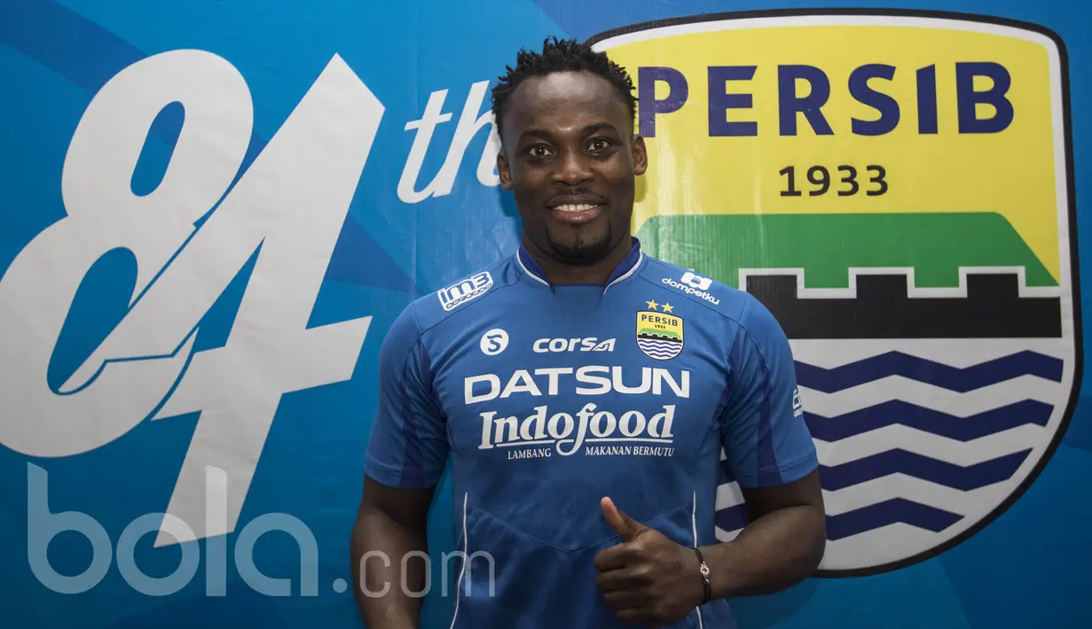 Gelandang Persib Bandung, Michael Essien, menghadiri jumpa pers di Kantor Persib Bandung, Jawa Barat, Rabu (29/3/2017). Mantan pemain Chelsea itu siap memberikan yang terbaik untuk Bobotoh. (Bola.com/Vitalis Yogi Trisna)