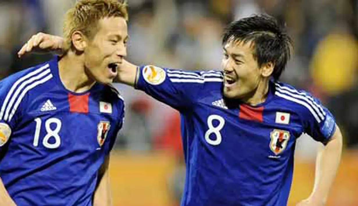 Gelandang serang Jepang Keisuke Honda (kiri) dan rekannya Daisuke Matsui merayakan gol kedua ke gawang Suriah di penyisihan Grup B Piala Asia 2011 di Qatar SC Stadium, Doha, 13 Januari 2011. Jepang unggul 2-1. AFP PHOTO / PORNCHAI KITTIWONGSAKUL 