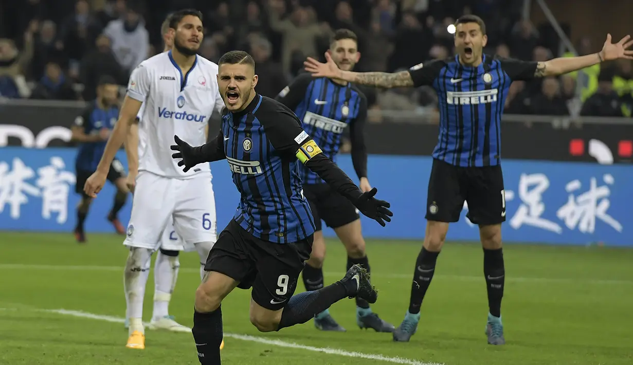 Striker Inter Milan, Mauro Icardi, merayakan gol yang dicetaknya ke gawang Atalanta pada laga Serie A Italia di Stadion San Siro, Milan, Minggu (19/11/2017). Inter menang 2-0 atas Atalanta. (AFP/Miguel Medina)