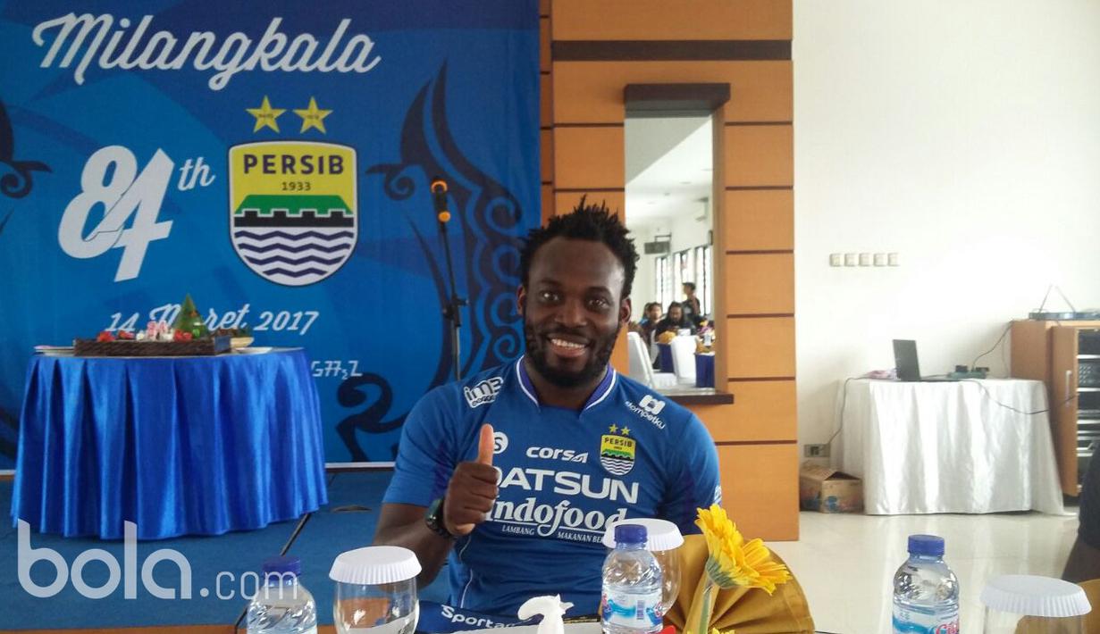 Mantan pemain Chelsea, Michael Essien saat berfoto pada sesi perkenalan yang bertepatan dengan HUT Persib Bandung ke-84 di Bandung, Selasa (14/3/2017).  Essien akan mengenakan jersey bernomor bernomor punggung lima. (Bola.com/ Erwin Snaz)